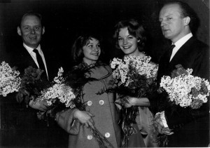 Hans-Martin Majewski, Gertraud Jesserer, Romy Schneider und Rolf Thiele 1958 bei der Premierenfeier zum Film "Die Halbzarte"